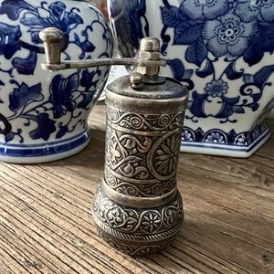 Salt or Pepper grinder.